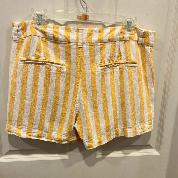 Old Navy Linen Blend Everyday Shorts size 10 - Picture 3 of 6
